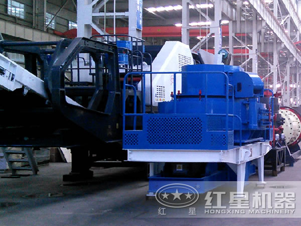 移動制砂機(jī)支架與主設(shè)備合影 移動制砂機(jī)支架與主設(shè)備合影