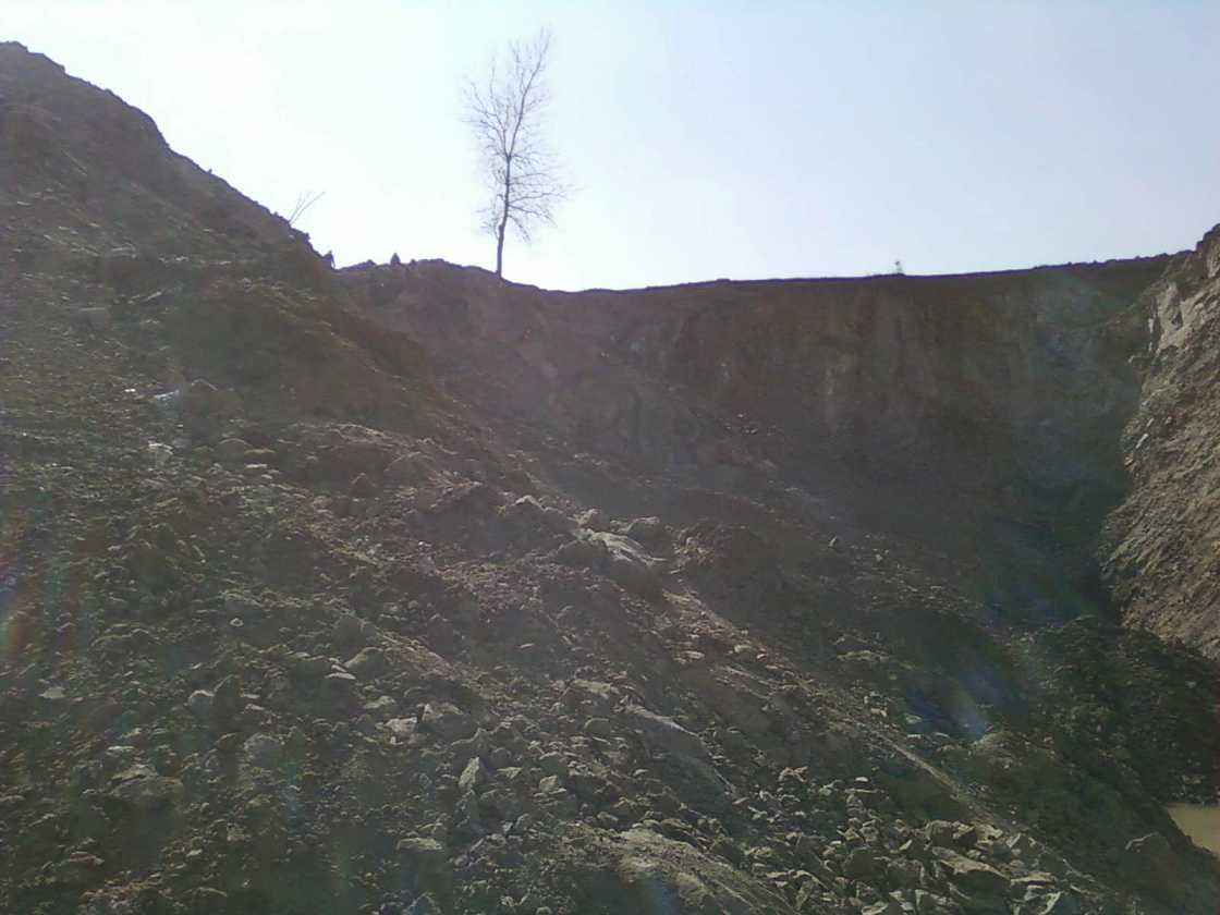 天然砂石開(kāi)采現(xiàn)場(chǎng) 天然砂石開(kāi)采現(xiàn)場(chǎng)