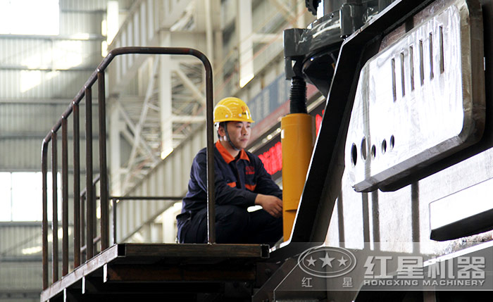 流動碎石機生產(chǎn)車間 流動碎石機生產(chǎn)車間