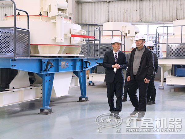 用戶參觀制砂機(jī)生產(chǎn)車(chē)間 用戶參觀制砂機(jī)生產(chǎn)車(chē)間