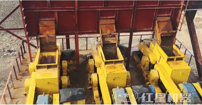 對輥制砂機(jī)制砂現(xiàn)場 對輥制砂機(jī)制砂現(xiàn)場