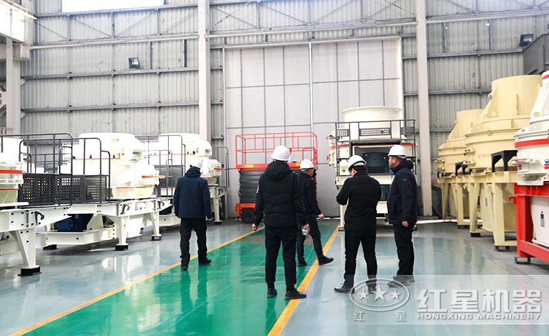 客戶來(lái)廠考察制砂機(jī)設(shè)備