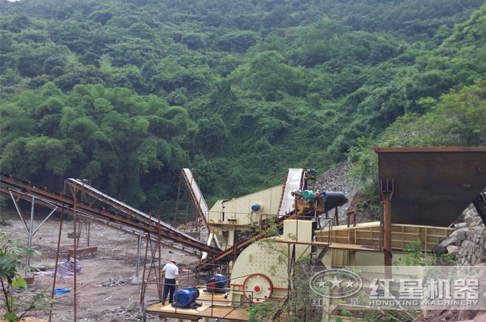 重錘式破碎機(jī)現(xiàn)場實(shí)拍 重錘式破碎機(jī)現(xiàn)場實(shí)拍