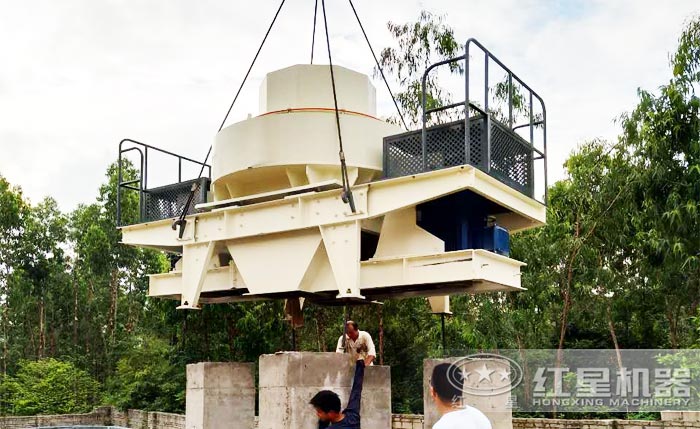 河卵石制砂機(jī)安裝現(xiàn)場(chǎng) 河卵石制砂機(jī)安裝現(xiàn)場(chǎng)