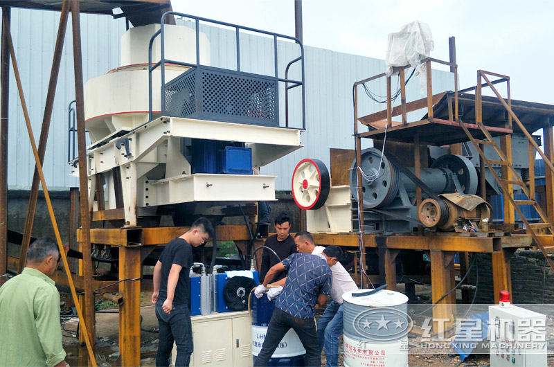 新型環(huán)保制砂生產(chǎn)線構建現(xiàn)場 新型環(huán)保制砂生產(chǎn)線構建現(xiàn)場