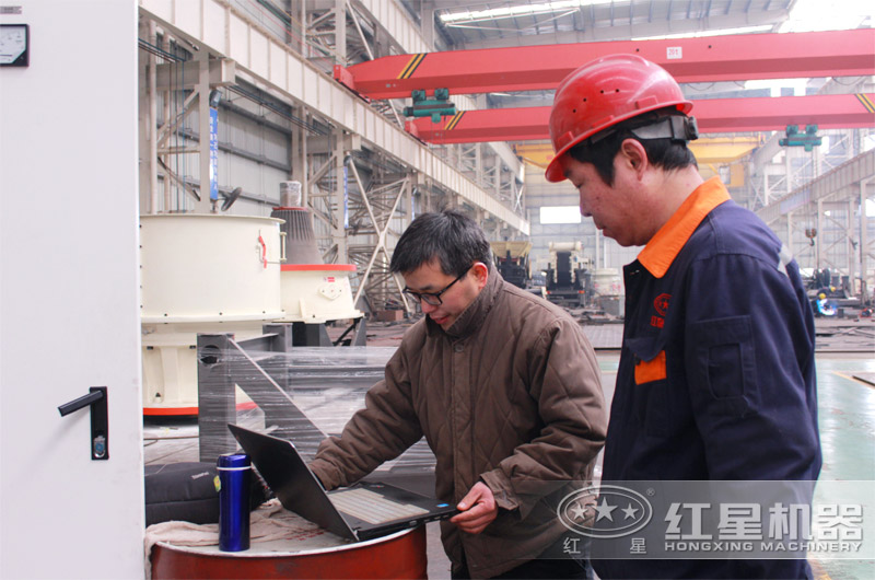 工程師仔細(xì)確認(rèn)鑄機(jī)情況 工程師仔細(xì)確認(rèn)鑄機(jī)情況