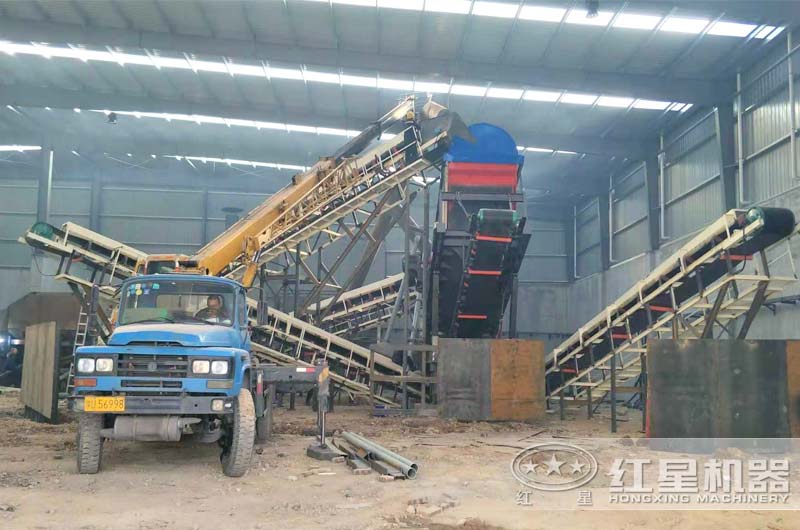 移動(dòng)式建筑垃圾處理生產(chǎn)線現(xiàn)場 移動(dòng)式建筑垃圾處理生產(chǎn)線現(xiàn)場