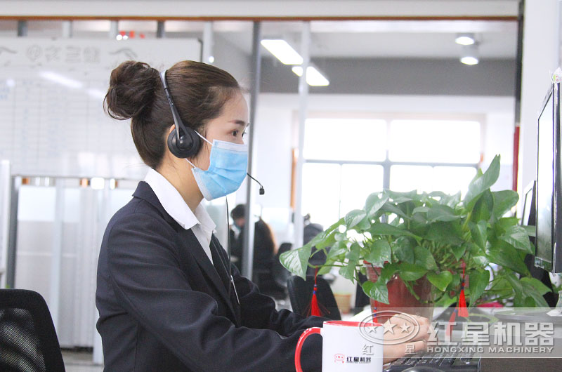 24小時(shí)客服全身心工作，用專注點(diǎn)亮了責(zé)任