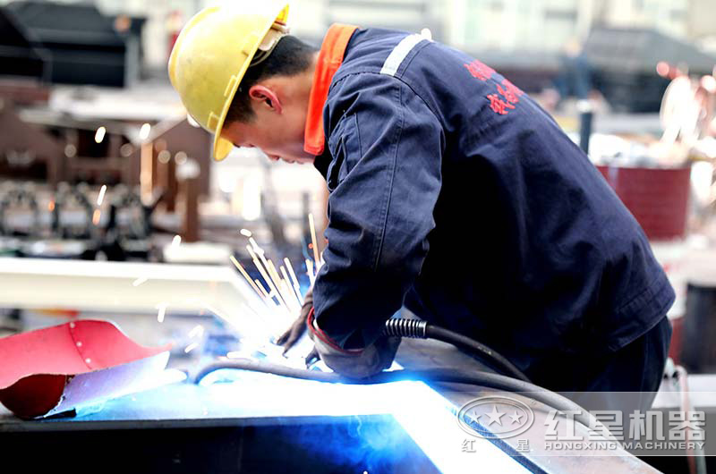 車間師傅在認真進行焊工作業(yè)中 車間師傅在認真進行焊工作業(yè)中