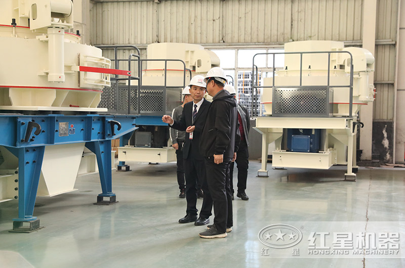 技術(shù)經(jīng)理在為來(lái)廠(chǎng)參觀的用戶(hù)詳細(xì)講解制砂設(shè)備 技術(shù)經(jīng)理在為來(lái)廠(chǎng)參觀的用戶(hù)詳細(xì)講解制砂設(shè)備