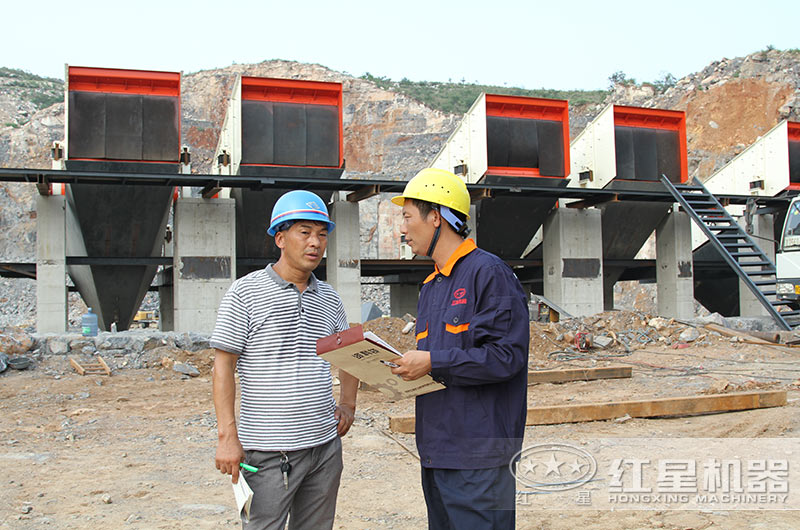 紅星技術(shù)師在生產(chǎn)現(xiàn)場(chǎng)為用戶(hù)指導(dǎo)中 紅星技術(shù)師在生產(chǎn)現(xiàn)場(chǎng)為用戶(hù)指導(dǎo)中