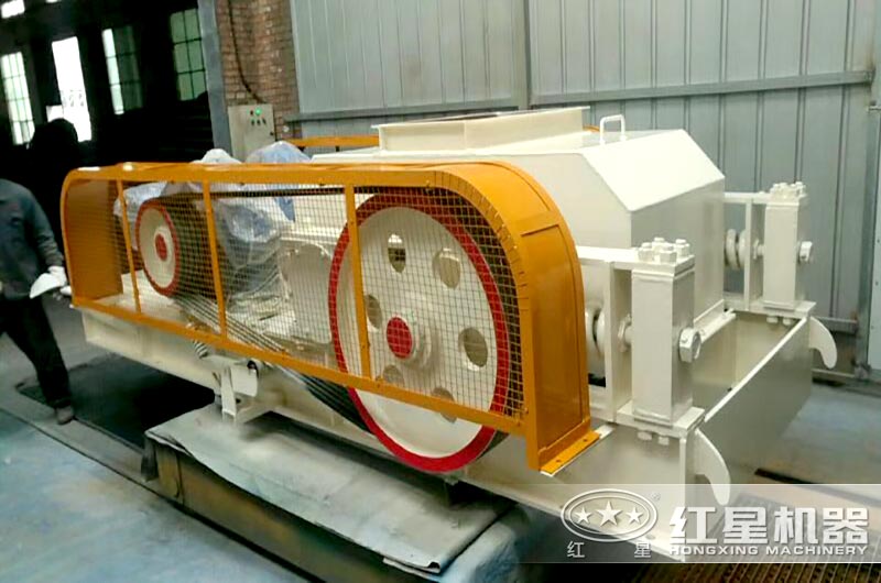 小型全液壓對(duì)輥制砂機(jī)設(shè)備實(shí)拍 小型全液壓對(duì)輥制砂機(jī)設(shè)備實(shí)拍