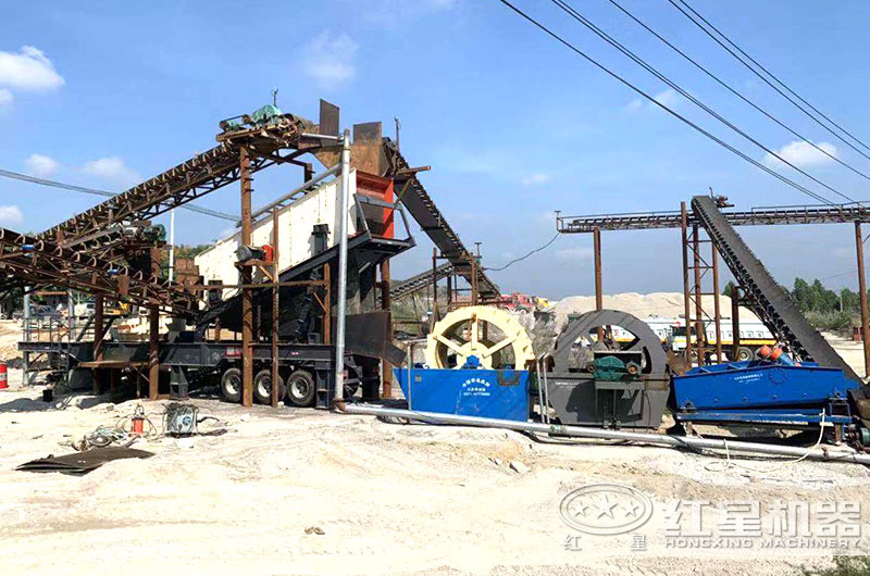 移動(dòng)式鵝卵石制砂機(jī)現(xiàn)場 移動(dòng)式鵝卵石制砂機(jī)現(xiàn)場