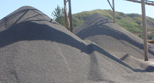 時(shí)產(chǎn)50噸對(duì)輥式制砂機(jī)工作視頻放送，多角度了解設(shè)備生產(chǎn)