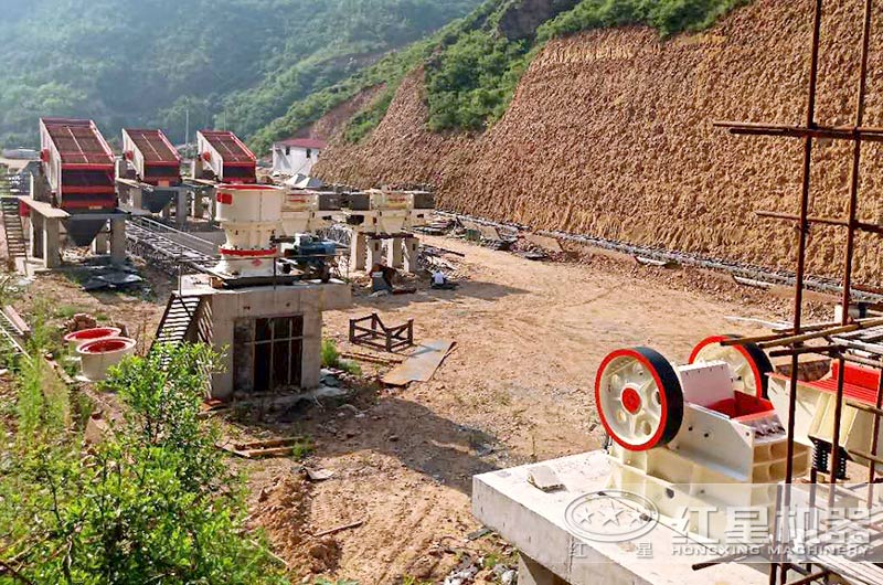 沙廠生產(chǎn)線安裝安裝中，石料粉碎設備有鄂破、圓錐破和制砂機