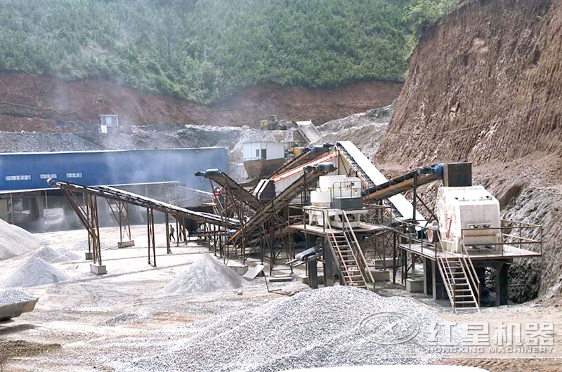 制砂機(jī)生產(chǎn)線現(xiàn)場(chǎng)，破碎軟料