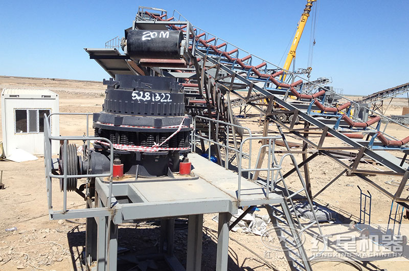 花崗巖破碎生產線一角，圓錐破碎機