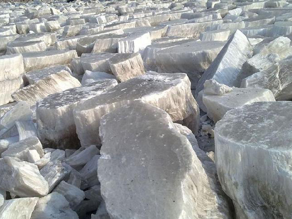 石膏磨成粉有哪些用途？石膏磨粉設(shè)備與工藝流程