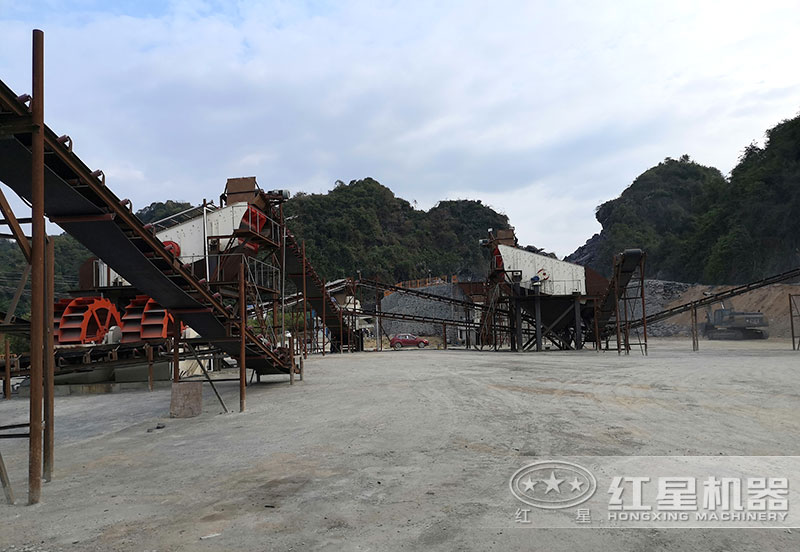 方案三配置現(xiàn)場：破碎機+制砂機+洗砂機，費用80萬以上