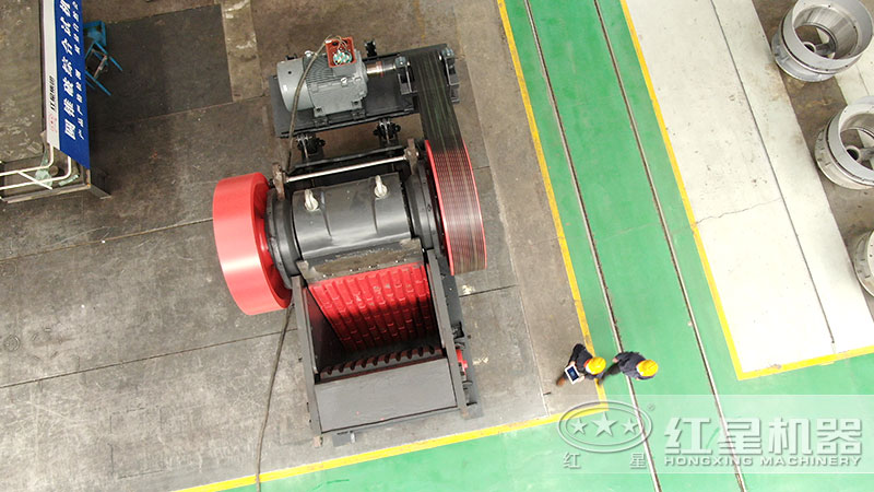 顎式破碎機(jī)進(jìn)料口大且深，車間實(shí)拍