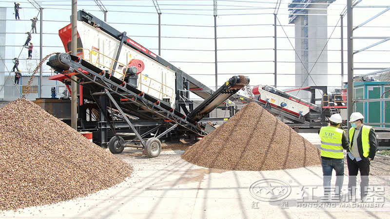 石塊破碎設備配置的移動生產(chǎn)線現(xiàn)場 石塊破碎設備配置的移動生產(chǎn)線現(xiàn)場