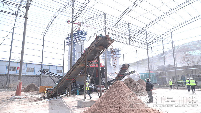 移動(dòng)石子制砂機(jī)拉到現(xiàn)場就地作業(yè)，整機(jī)一體化