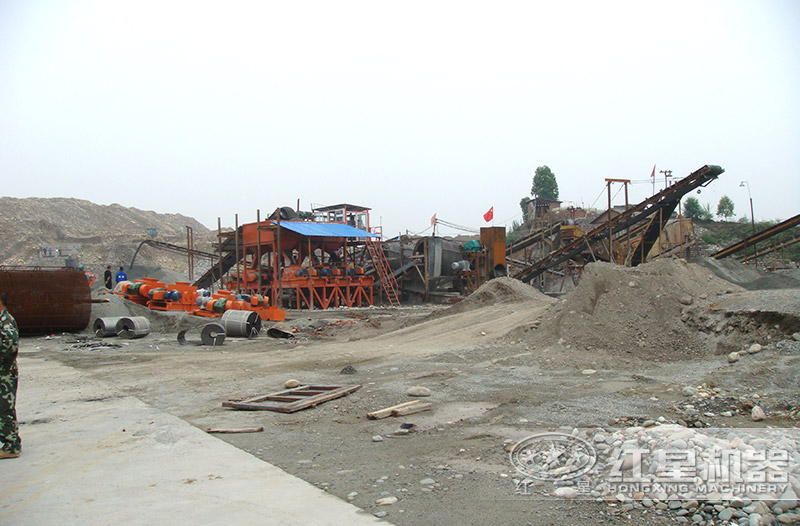 鄂破+多臺對輥制砂機(jī)組合的生產(chǎn)線 鄂破+多臺對輥制砂機(jī)組合的生產(chǎn)線